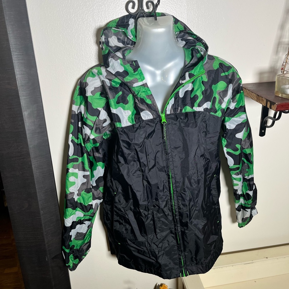 Land’s End camo/black Boys windbreaker. Size Medium 10/12. EUC Like new!
